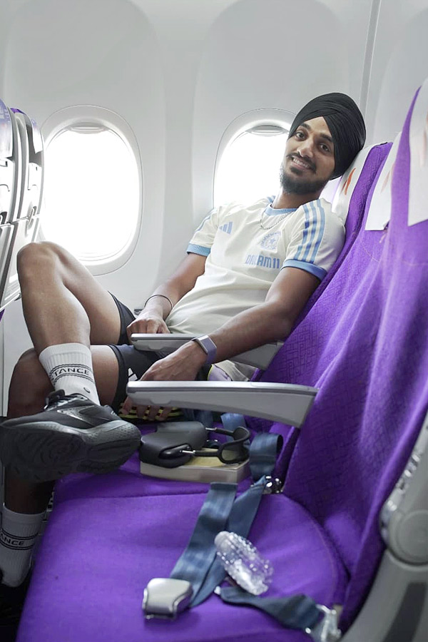 IND_20vs_20ENG_20Team_20India_20Arrives_20in_20Ahmedabad_20for_203rd_20ODI_20Photos_20_2810_29.jpg 11