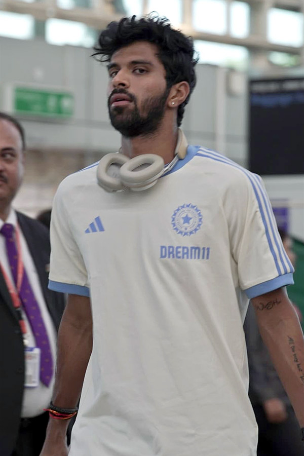 IND_20vs_20ENG_20Team_20India_20Arrives_20in_20Ahmedabad_20for_203rd_20ODI_20Photos_20_2811_29.jpg 12