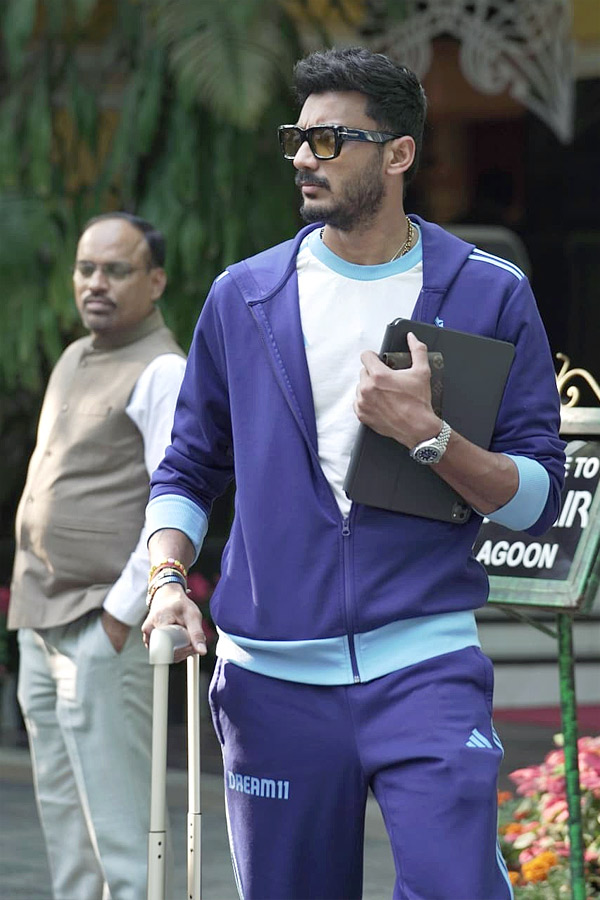 IND_20vs_20ENG_20Team_20India_20Arrives_20in_20Ahmedabad_20for_203rd_20ODI_20Photos_20_2812_29.jpg 13