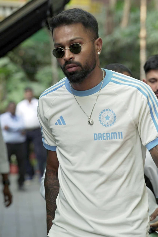 IND_20vs_20ENG_20Team_20India_20Arrives_20in_20Ahmedabad_20for_203rd_20ODI_20Photos_20_2815_29.jpg 16