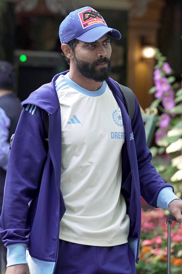 IND_20vs_20ENG_20Team_20India_20Arrives_20in_20Ahmedabad_20for_203rd_20ODI_20Photos_20_2816_29.jpg 17