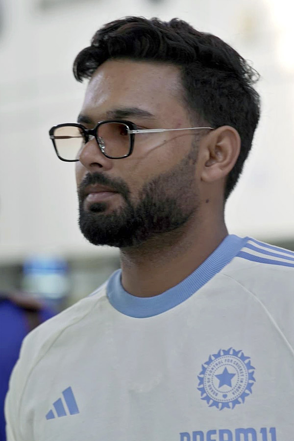 IND_20vs_20ENG_20Team_20India_20Arrives_20in_20Ahmedabad_20for_203rd_20ODI_20Photos_20_286_29.jpg 7