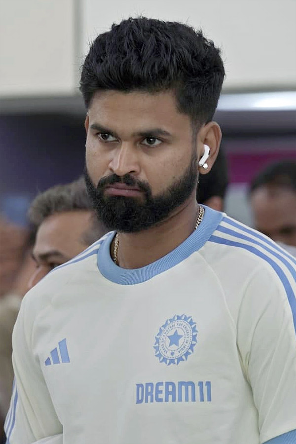 IND_20vs_20ENG_20Team_20India_20Arrives_20in_20Ahmedabad_20for_203rd_20ODI_20Photos_20_289_29.jpg 10