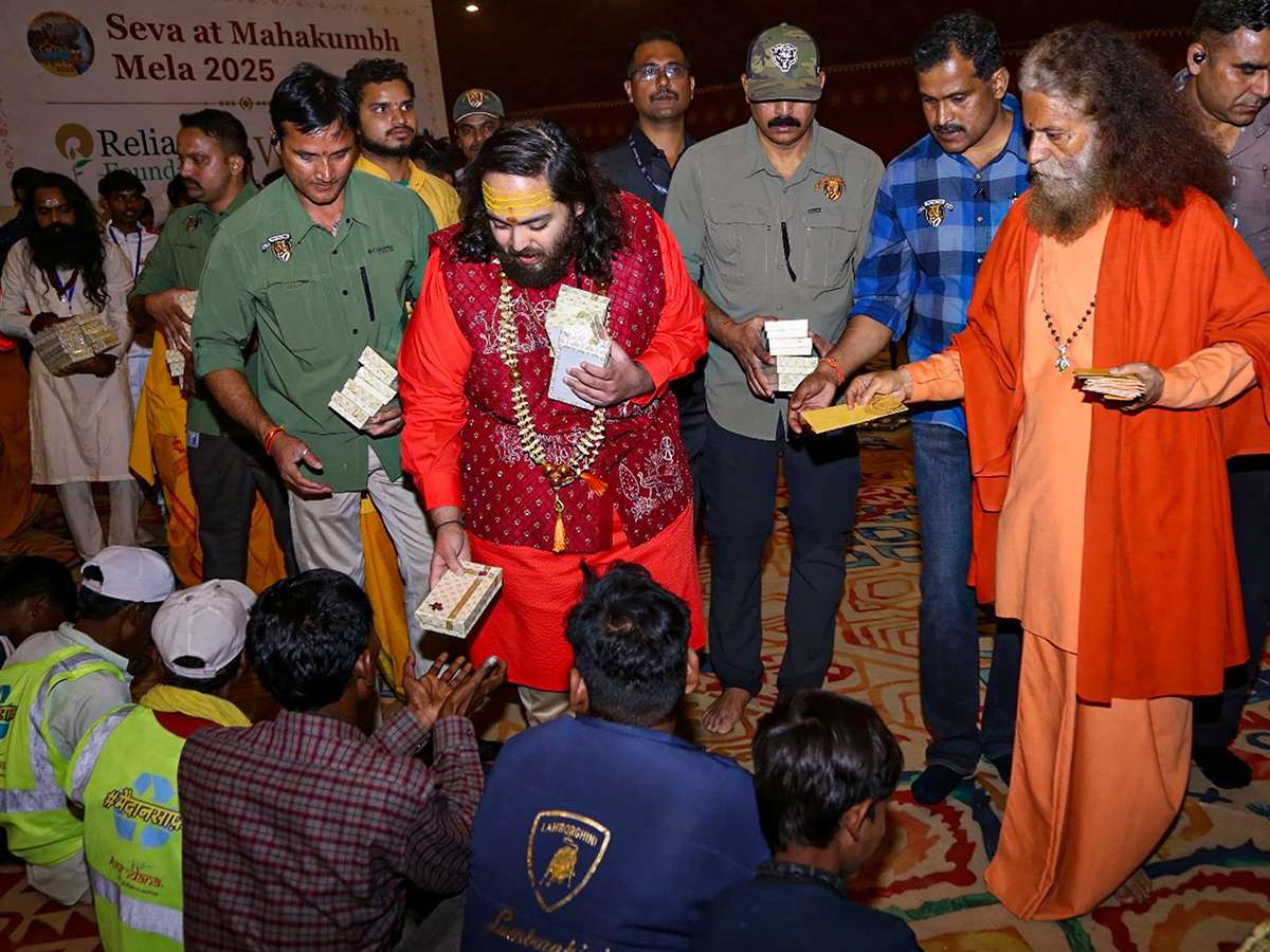 Reliance_20Chairman_20Mukesh_20Ambani_20Family_20in_20Maha_20Kumbh_20Mela_202025_20Photos__20_2811_29.jpg 11