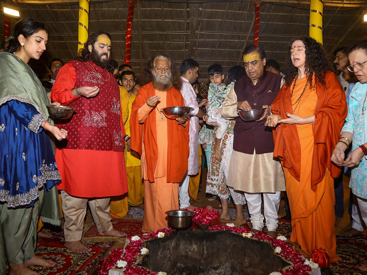 Reliance_20Chairman_20Mukesh_20Ambani_20Family_20in_20Maha_20Kumbh_20Mela_202025_20Photos__20_2814_29.jpg 14
