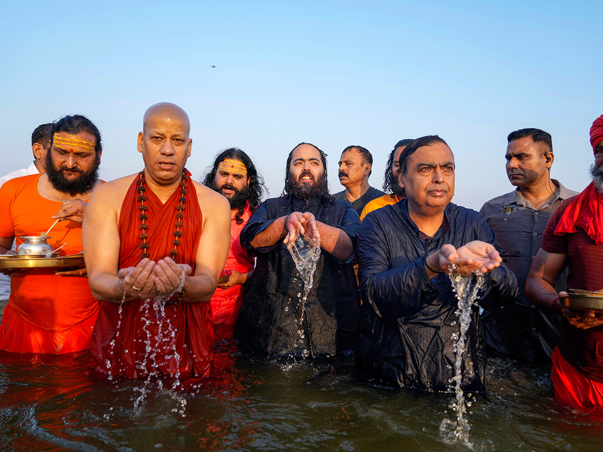 Reliance_20Chairman_20Mukesh_20Ambani_20Family_20in_20Maha_20Kumbh_20Mela_202025_20Photos__20_286_29.jpg 6