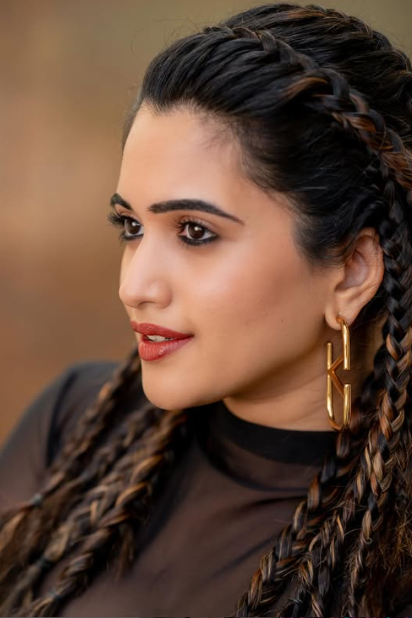 sravanthi_20chokarapu_20elegance_20beauty_20in_20every_20frame_20_2810_29.jpg 11