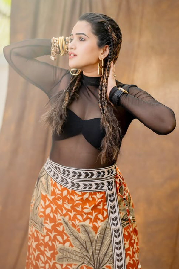 sravanthi_20chokarapu_20elegance_20beauty_20in_20every_20frame_20_288_29.jpg 9