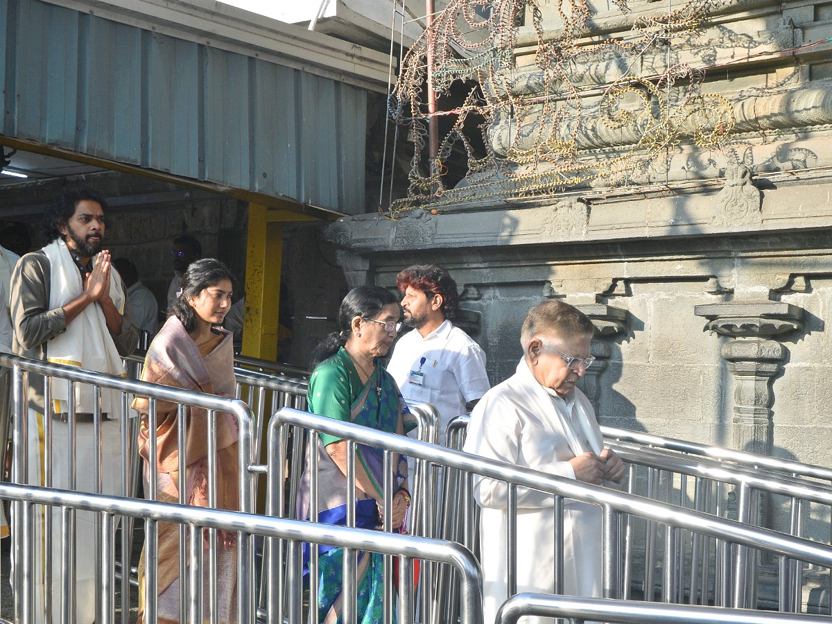 Naga_20Chaitanya_20Thandel_20Movie_20Team_20Visits_20Tirumala_20Photos_20_283_29.jpg 8