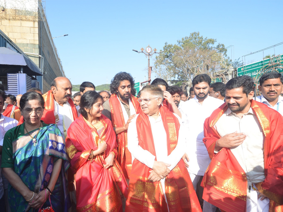 Naga_20Chaitanya_20Thandel_20Movie_20Team_20Visits_20Tirumala_20Photos_20_288_29.jpg 13