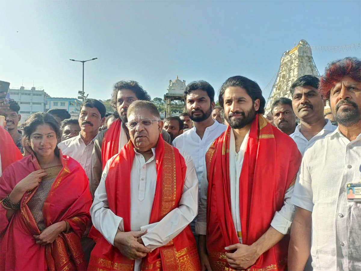 Thandel_20Movie_20Team_20at_20Tirumala__20_285_29.jpg 5