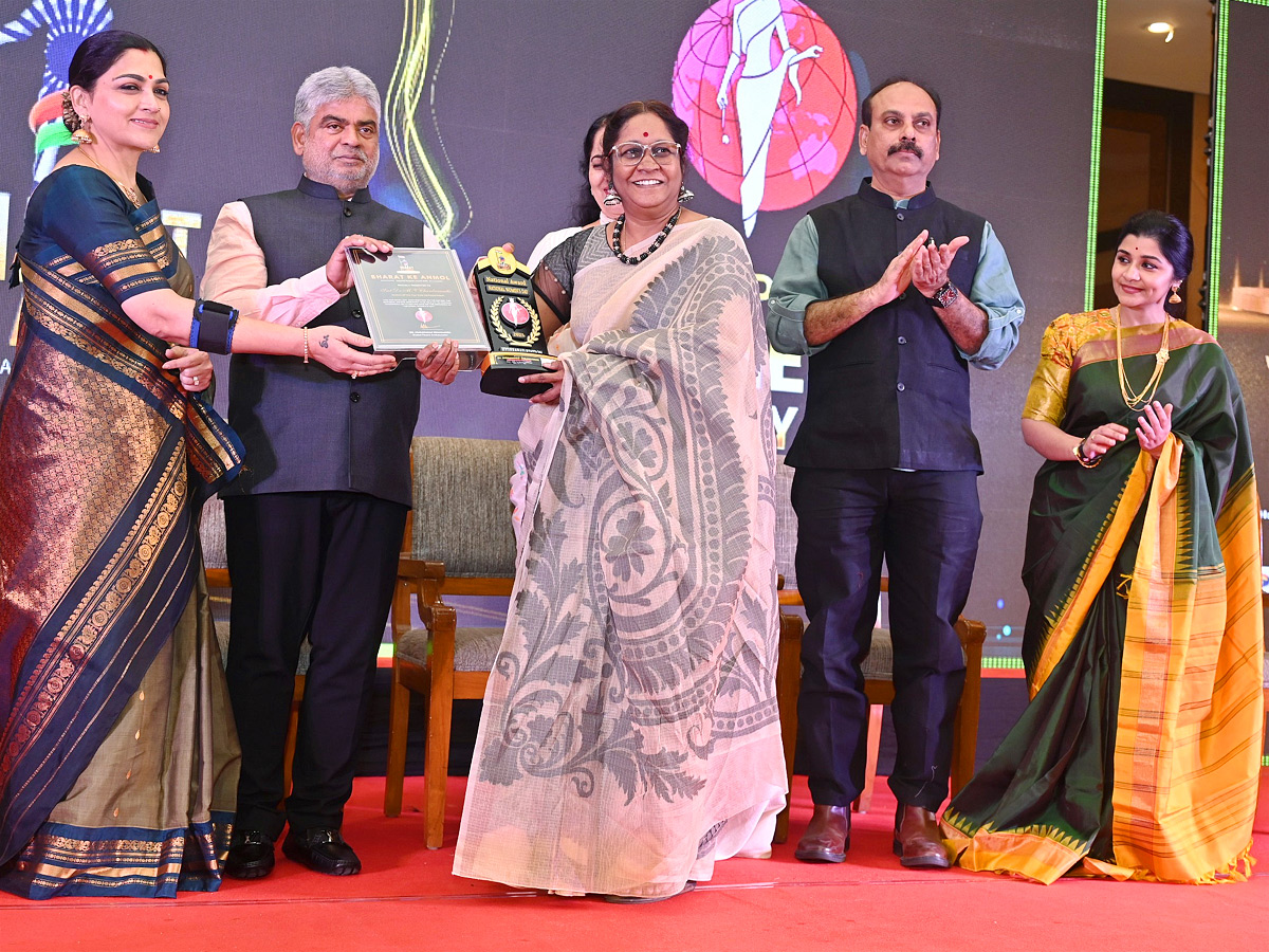 Bharat_20Ke_20Anmol_20women_20Awards_20Ceremony_20Photos_20_2812_29.jpg 2