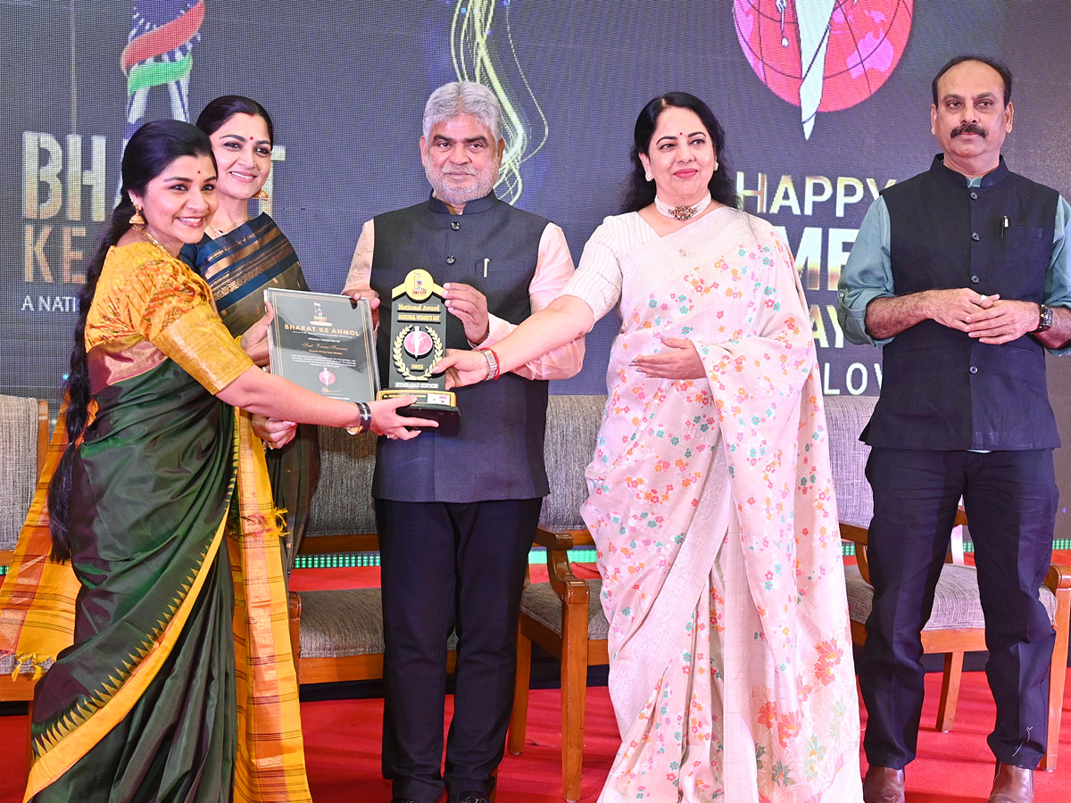 Bharat_20Ke_20Anmol_20women_20Awards_20Ceremony_20Photos_20_2816_29.jpg 16