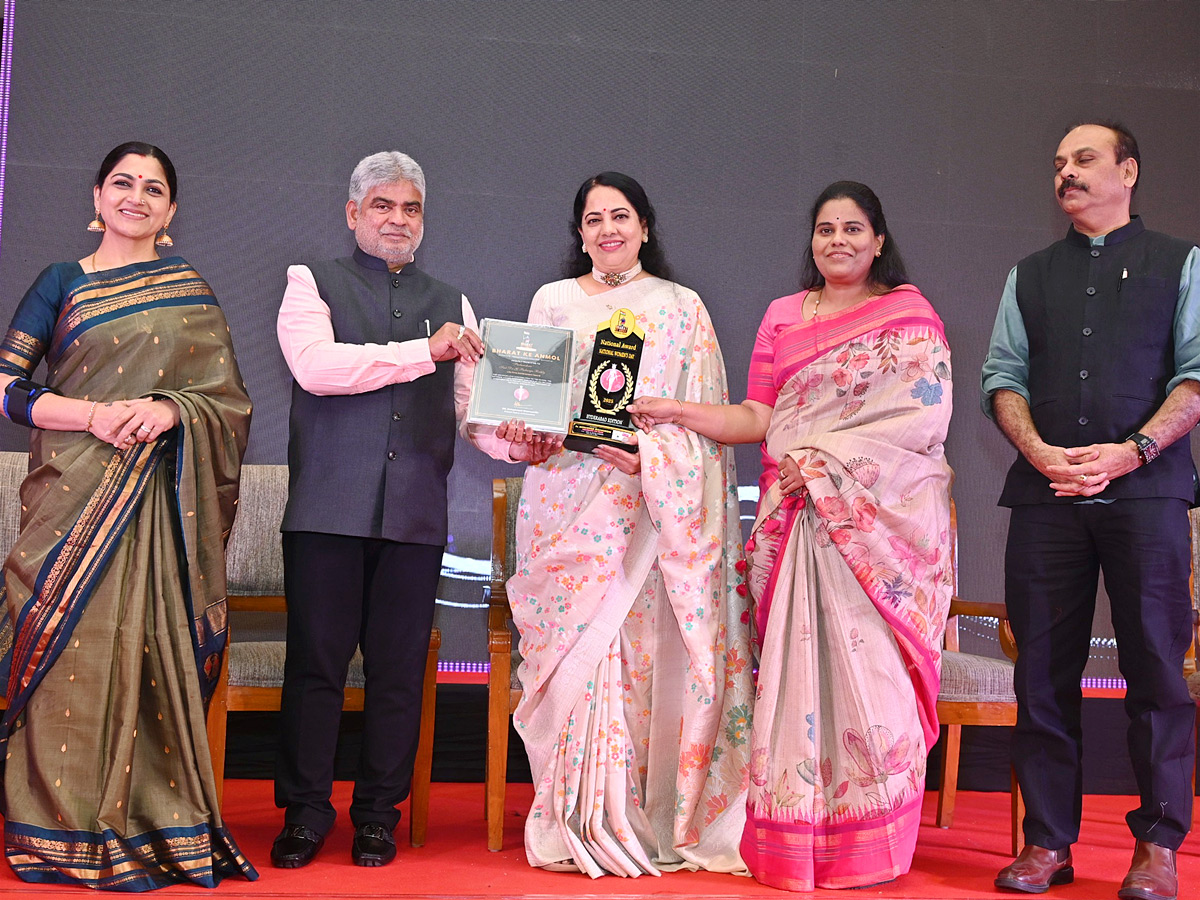 Bharat_20Ke_20Anmol_20women_20Awards_20Ceremony_20Photos_20_2817_29.jpg 17
