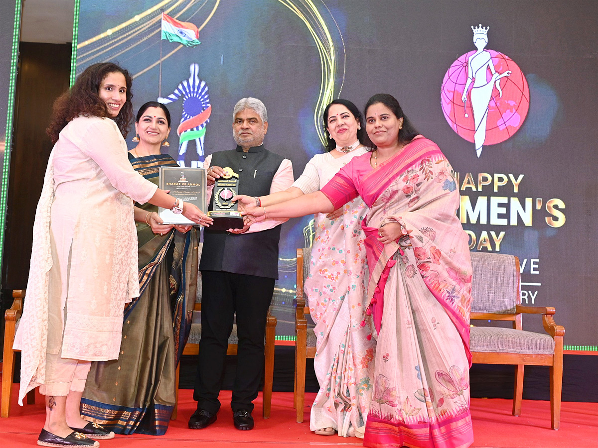 Bharat_20Ke_20Anmol_20women_20Awards_20Ceremony_20Photos_20_2819_29.jpg 19