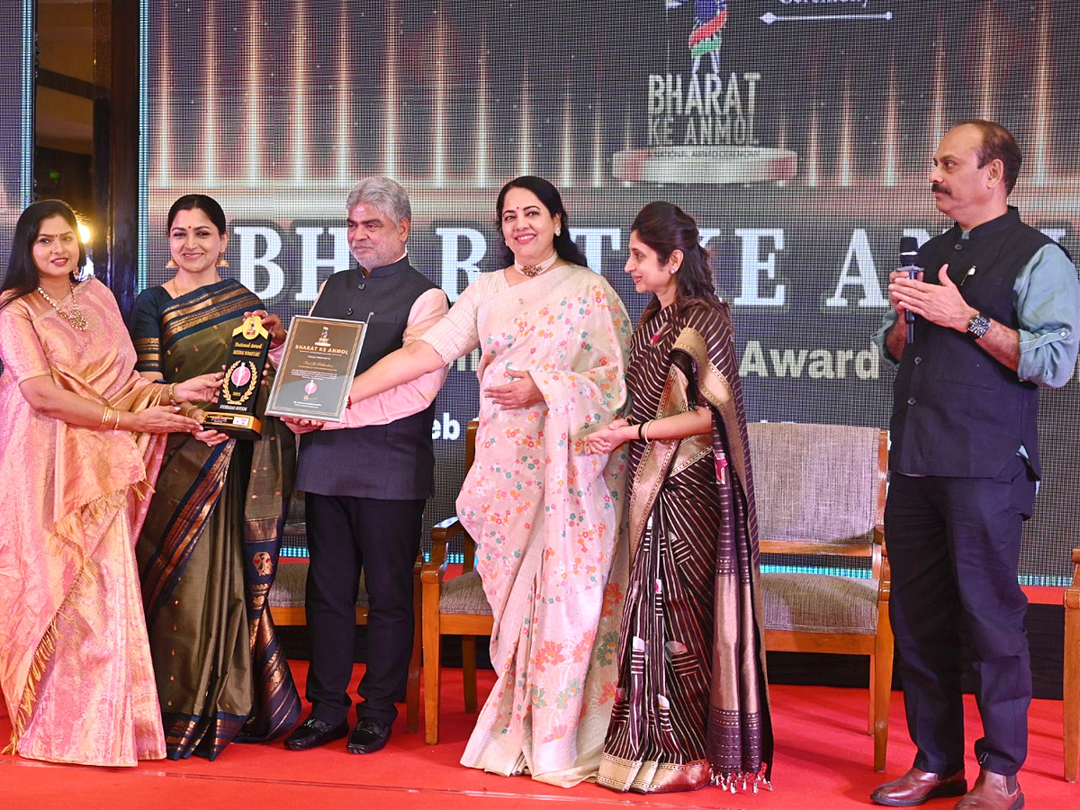 Bharat_20Ke_20Anmol_20women_20Awards_20Ceremony_20Photos_20_2824_29.jpg 24