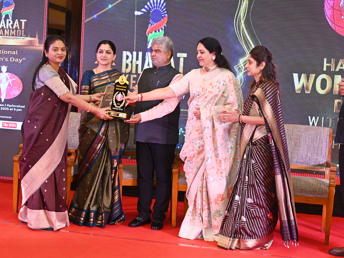 Bharat_20Ke_20Anmol_20women_20Awards_20Ceremony_20Photos_20_2825_29.jpg 25