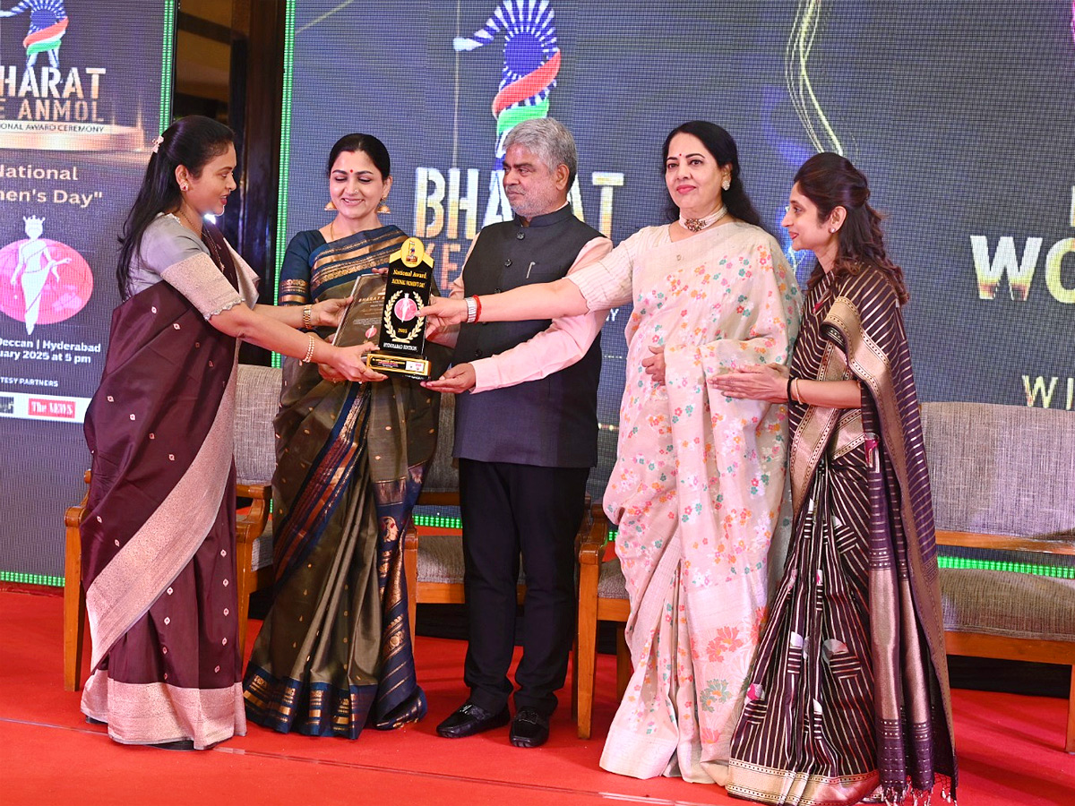 Bharat_20Ke_20Anmol_20women_20Awards_20Ceremony_20Photos_20_2826_29.jpg 26