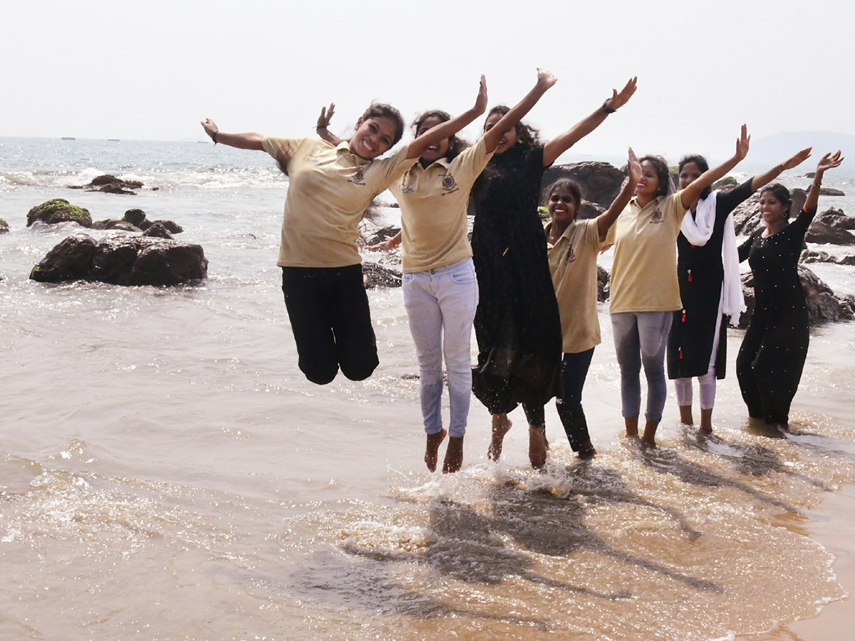 Valentines_20Day_20Celebration_20in_20Visakhapatnam_20Rk_20Beach__20_2810_29.jpg 10