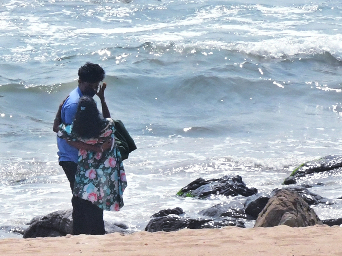 Valentines_20Day_20Celebration_20in_20Visakhapatnam_20Rk_20Beach__20_282_29.jpg 2
