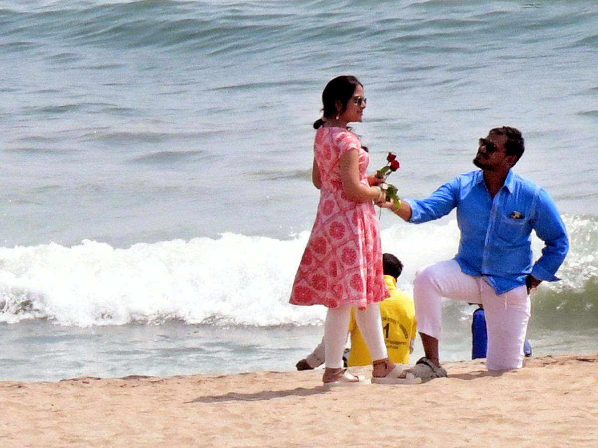 Valentines_20Day_20Celebration_20in_20Visakhapatnam_20Rk_20Beach__20_283_29.jpg 3