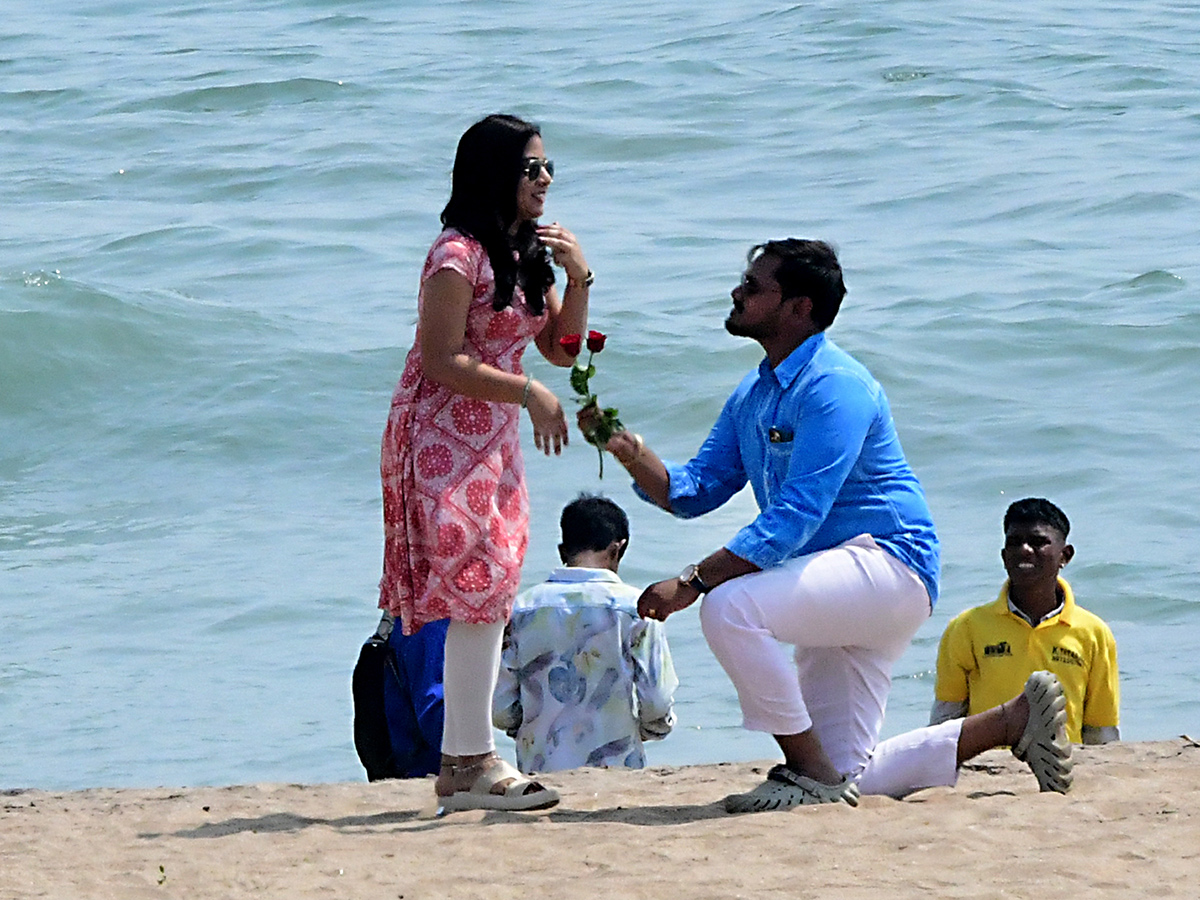 Valentines_20Day_20Celebration_20in_20Visakhapatnam_20Rk_20Beach__20_284_29.jpg 5
