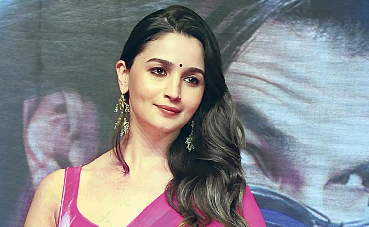 Alia-Bhatt-Pink.jpg