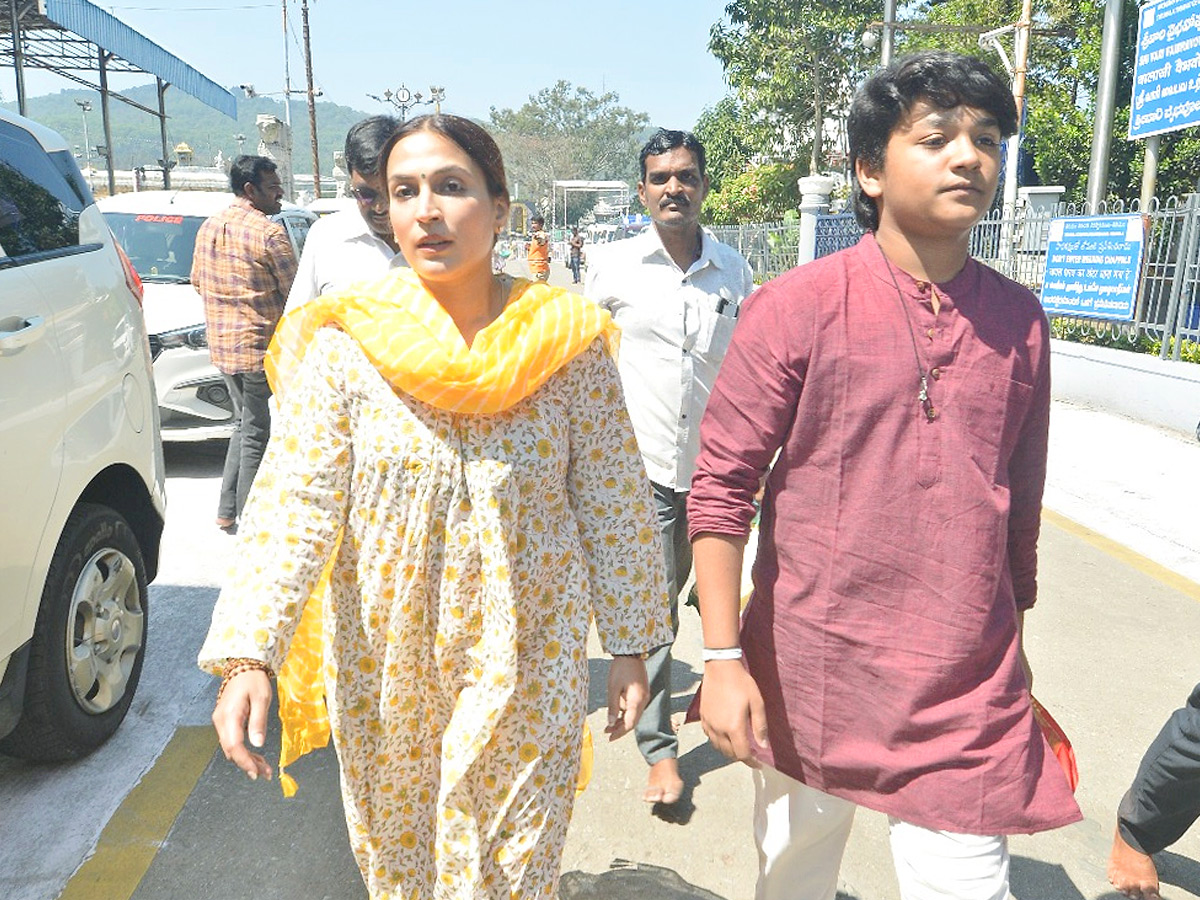 Rajinikanth_20daughter_20Aishwarya_20Visit_20Tirumala_20Along_20With_20Son_20Photos_20_2811_29.jpg 1