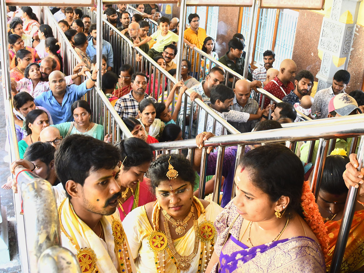 Huge_20Devotees_20Rush_20In_20Vijayawada_20Indrakeeladri_20Kanaka_20Durga_20Temple_1.jpg 1
