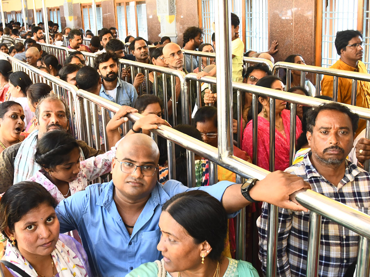 Huge_20Devotees_20Rush_20In_20Vijayawada_20Indrakeeladri_20Kanaka_20Durga_20Temple_20.jpg 19