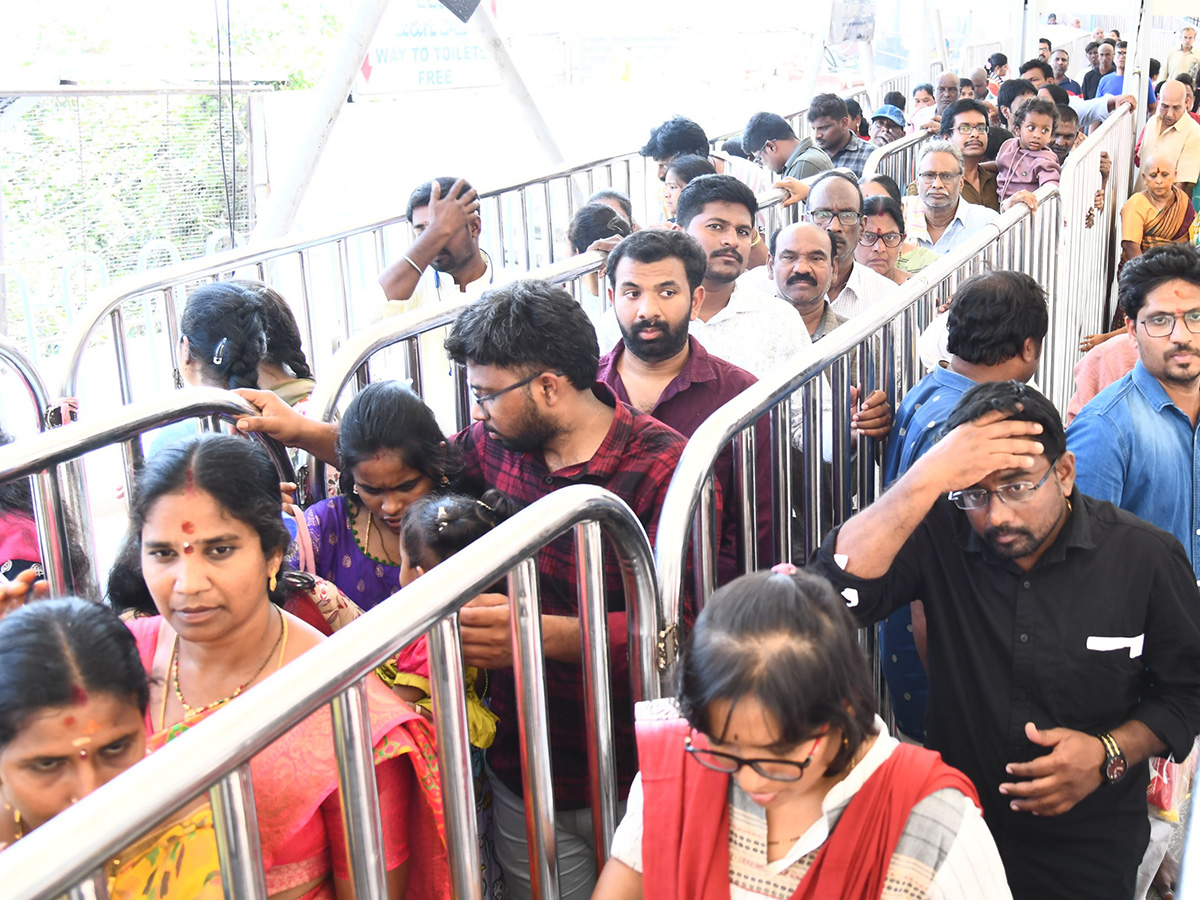 Huge_20Devotees_20Rush_20In_20Vijayawada_20Indrakeeladri_20Kanaka_20Durga_20Temple_8.jpg 8