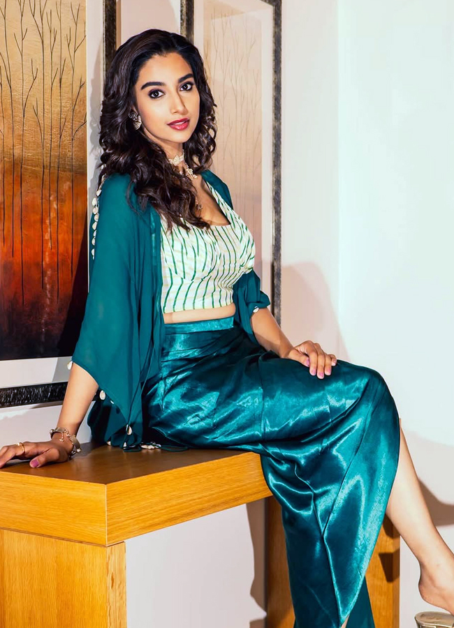 Meenakshi_20Choudary6.jpg 7