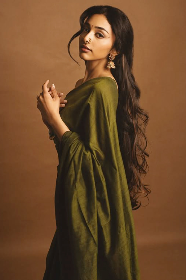Preity_20mukhundhan_20wrapped_20in_20tradition_20style_20Photos_20_285_29.jpg 6