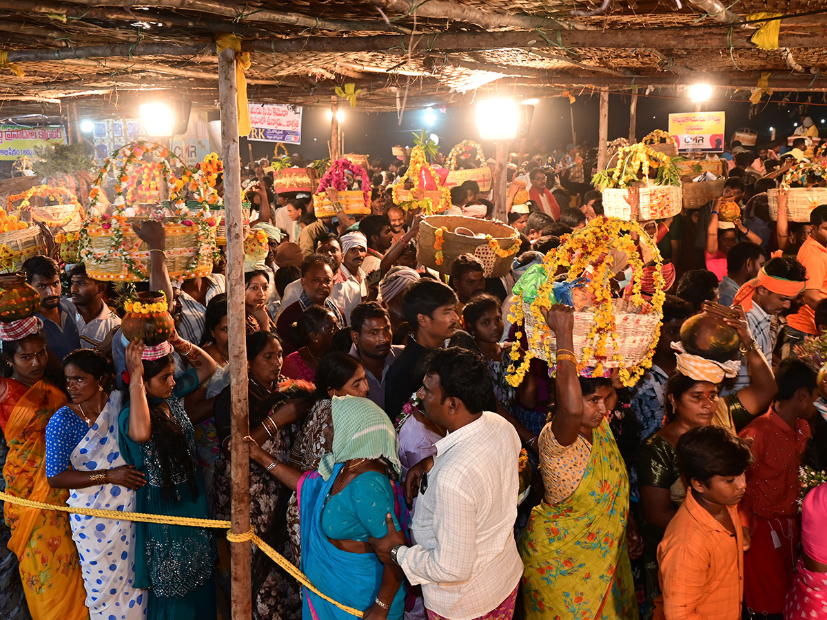 Devotees_20Rush_20at_20Durajpally_20Peddagattu_20Jatara_202025_20Photos__20_2815_29.jpg 15