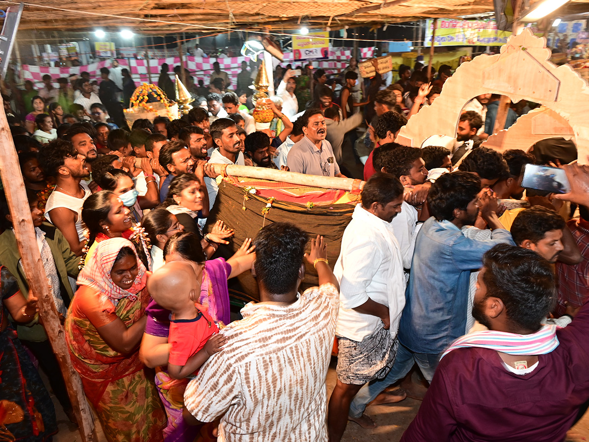 Devotees_20Rush_20at_20Durajpally_20Peddagattu_20Jatara_202025_20Photos__20_2816_29.jpg 16