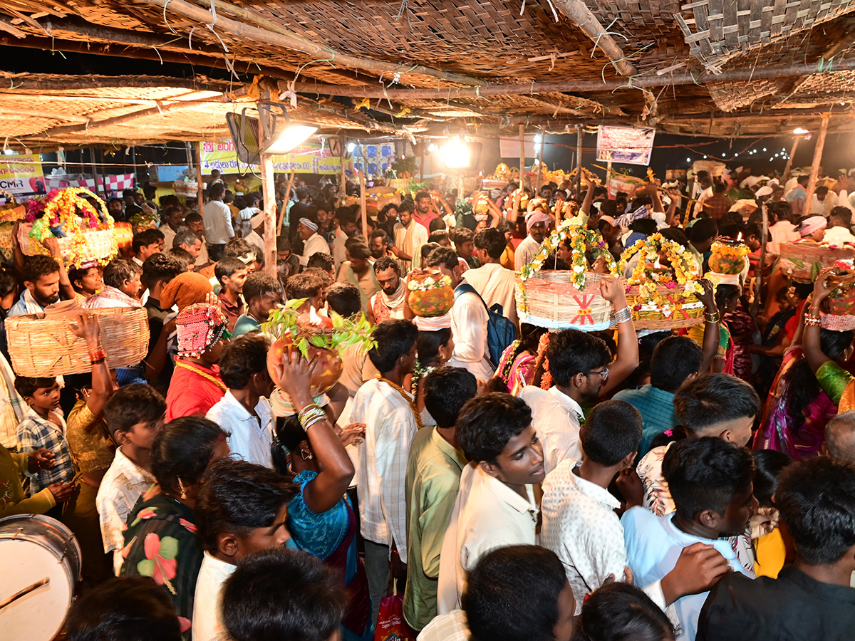 Devotees_20Rush_20at_20Durajpally_20Peddagattu_20Jatara_202025_20Photos__20_2817_29.jpg 17