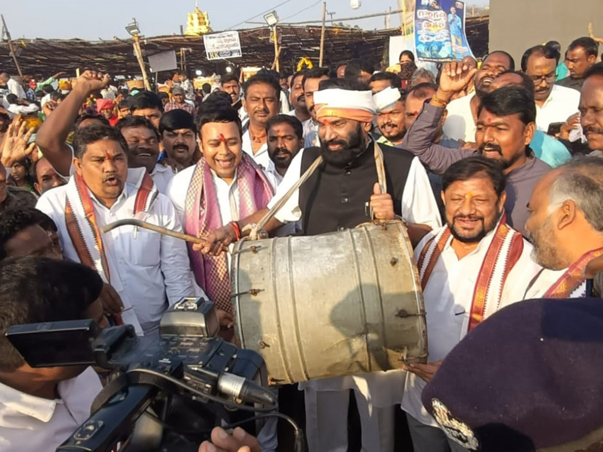 Devotees_20Rush_20at_20Durajpally_20Peddagattu_20Jatara_202025_20Photos__20_2818_29.jpg 18