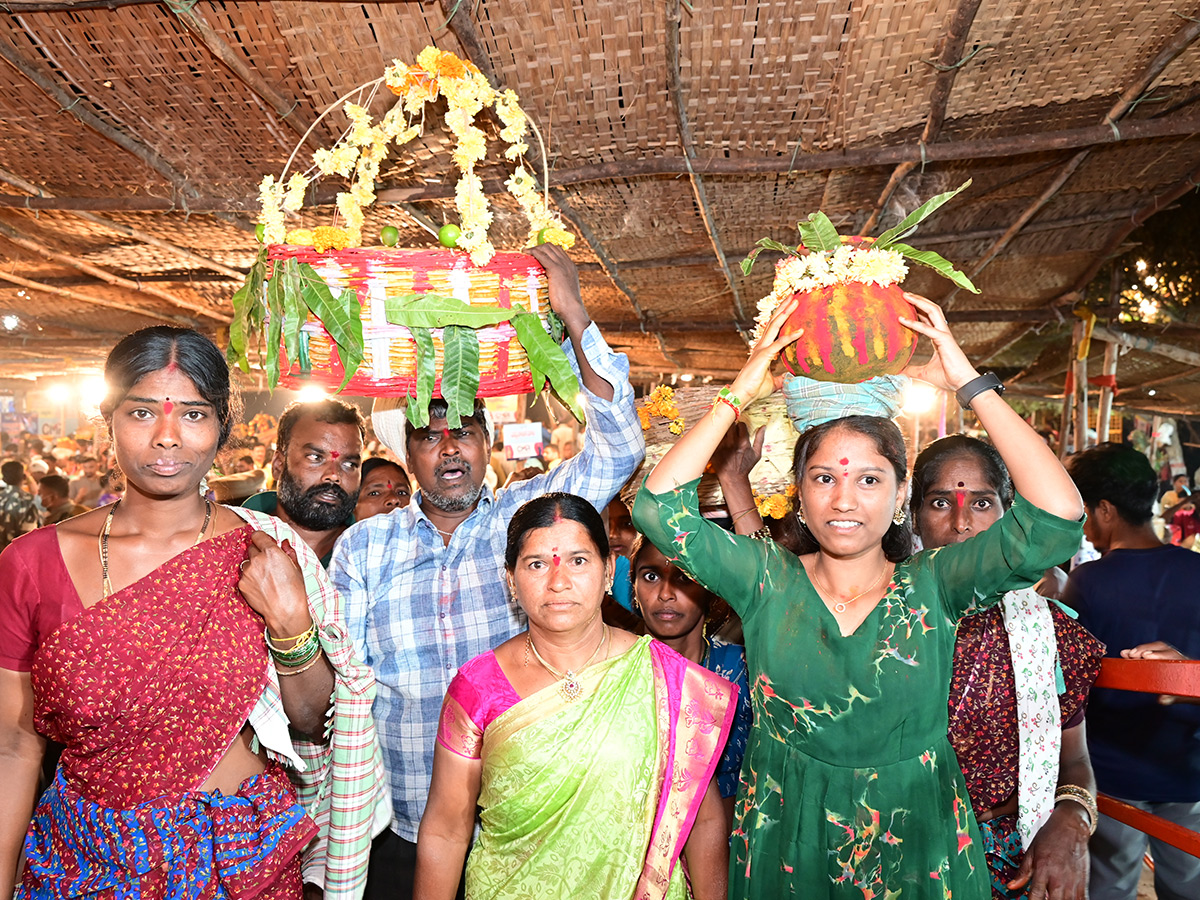 Devotees_20Rush_20at_20Durajpally_20Peddagattu_20Jatara_202025_20Photos__20_2819_29.jpg 19