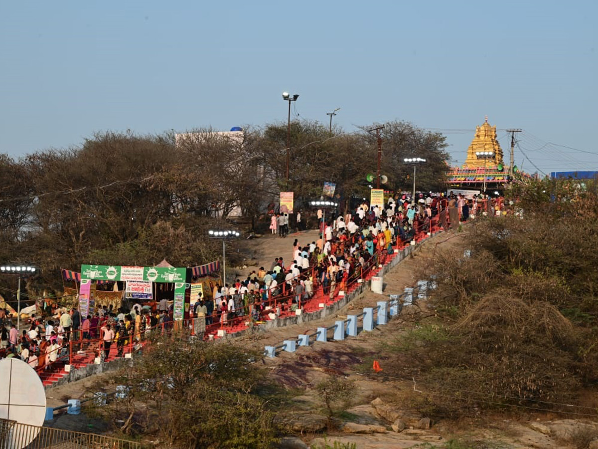 Devotees_20Rush_20at_20Durajpally_20Peddagattu_20Jatara_202025_20Photos__20_2825_29.jpg 25