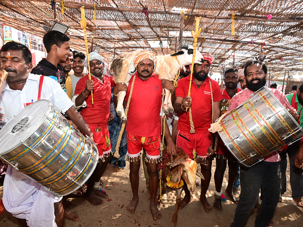 Devotees_20Rush_20at_20Durajpally_20Peddagattu_20Jatara_202025_20Photos__20_289_29.jpg 9