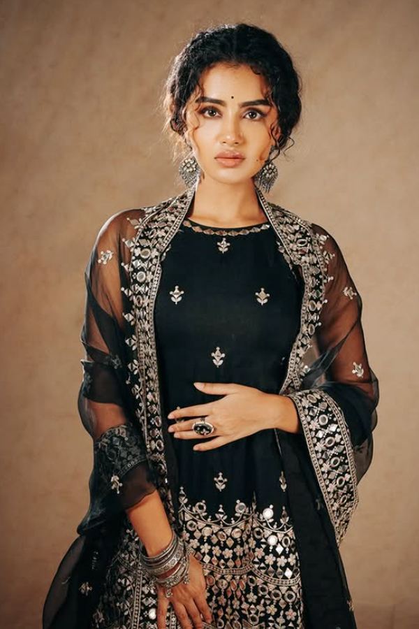 Happy_20Birthday_20to_20multi_20talented_20Actress_20Anupama_20Parameswaran_20_282_29.jpg 8