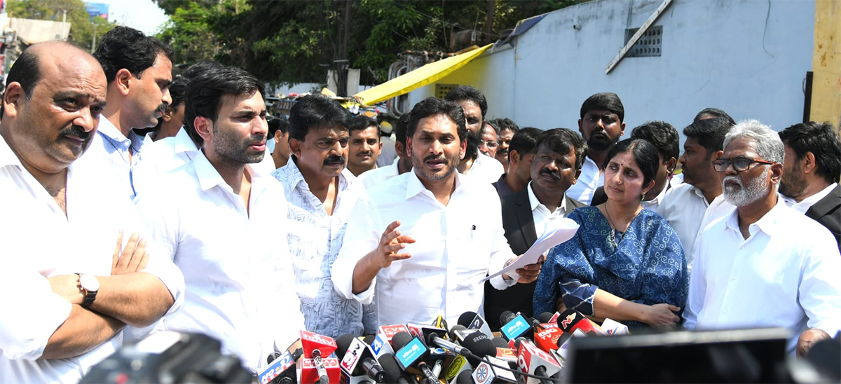 YS_20Jagan_20Meets_20Vallabhaneni_20Vamsi_20At_20Vijayawada_20Sub_20Jail_20Photos__20_2810_29.jpg 10
