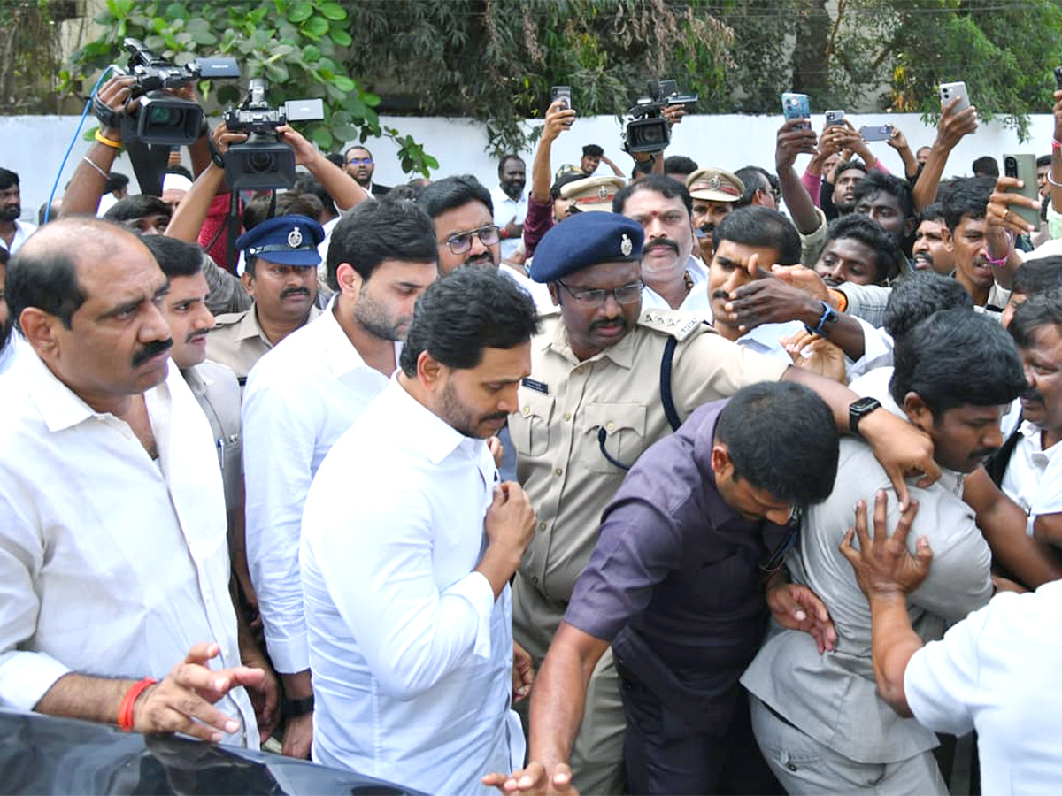 YS_20Jagan_20Meets_20Vallabhaneni_20Vamsi_20At_20Vijayawada_20Sub_20Jail_20Photos__20_281_29.jpg 1