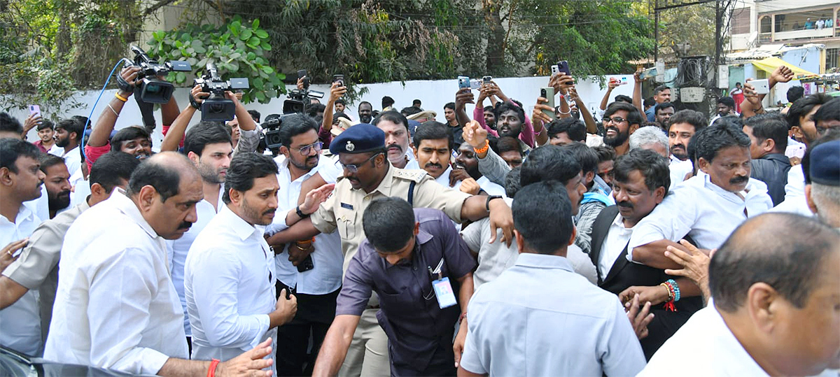 YS_20Jagan_20Meets_20Vallabhaneni_20Vamsi_20At_20Vijayawada_20Sub_20Jail_20Photos__20_282_29.jpg 2