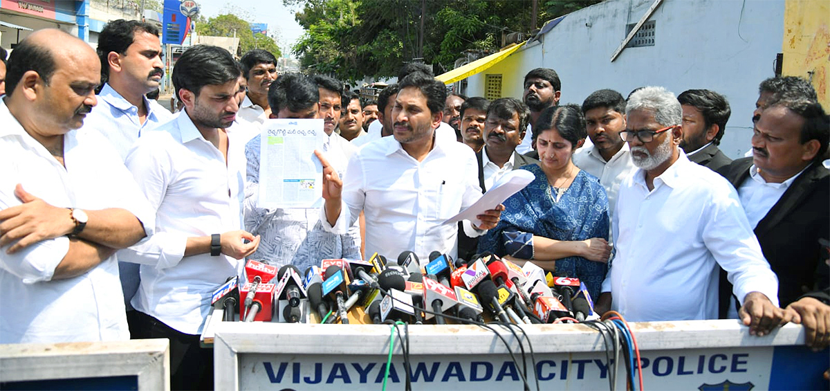 YS_20Jagan_20Meets_20Vallabhaneni_20Vamsi_20At_20Vijayawada_20Sub_20Jail_20Photos__20_284_29.jpg 4