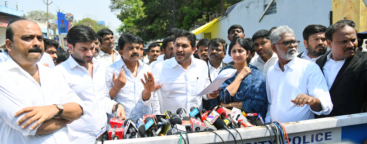 YS_20Jagan_20Meets_20Vallabhaneni_20Vamsi_20At_20Vijayawada_20Sub_20Jail_20Photos__20_285_29.jpg 5