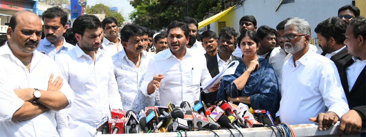 YS_20Jagan_20Meets_20Vallabhaneni_20Vamsi_20At_20Vijayawada_20Sub_20Jail_20Photos__20_287_29.jpg 7