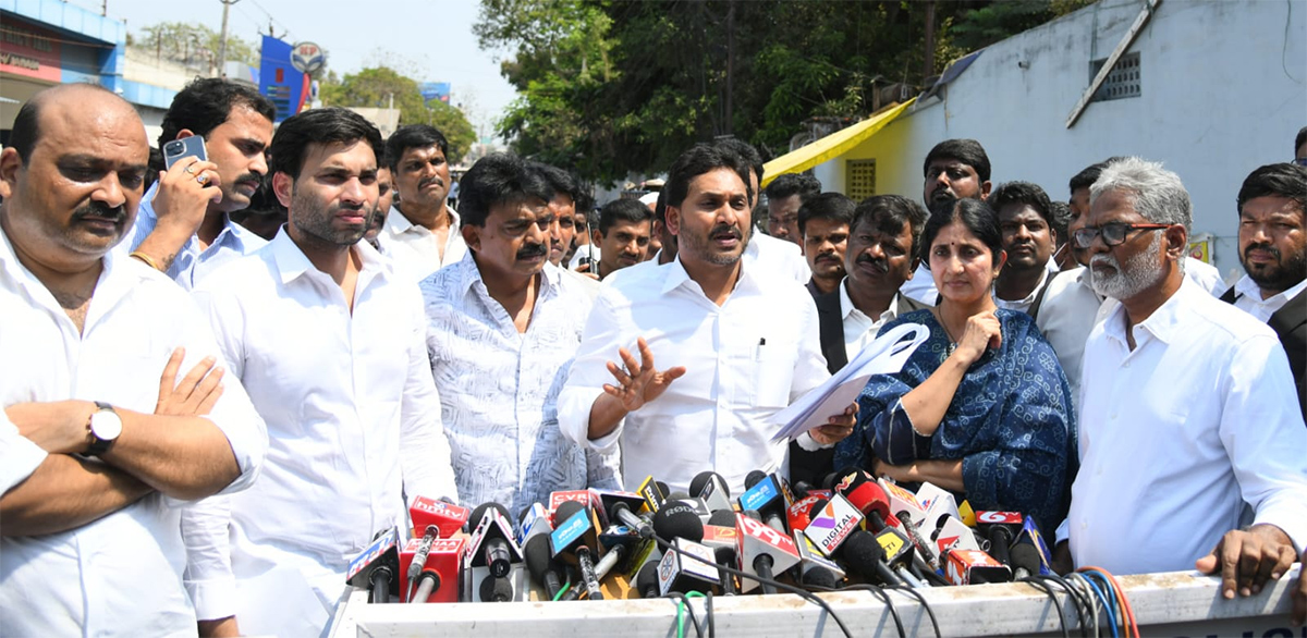 YS_20Jagan_20Meets_20Vallabhaneni_20Vamsi_20At_20Vijayawada_20Sub_20Jail_20Photos__20_288_29.jpg 8