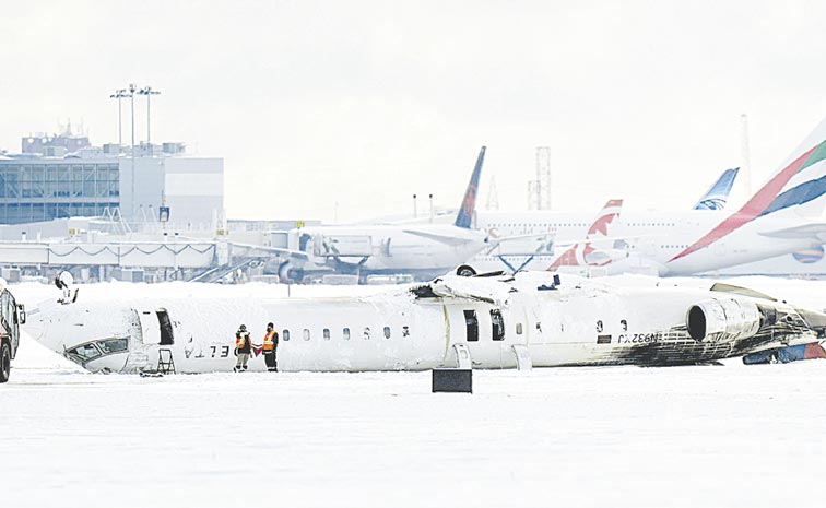 APTOPIX-TORONTO-DELTA-CRASH.jpg