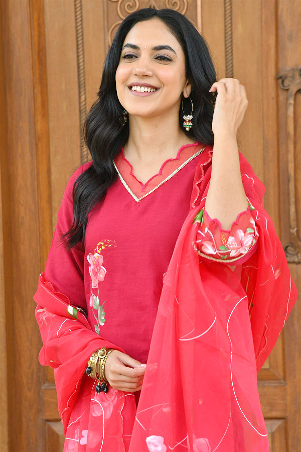 Actress_20Ritu_20Varma_20About_20Mazaka_20Movie_20Details_20Photos_20_2811_29.jpg 12